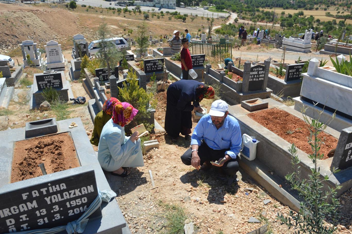 Gaziantep’te arefe günü mezarlıklar ziyaret edildi